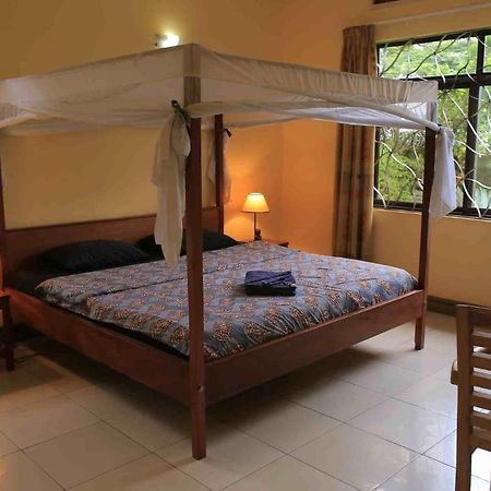 Bluemonkey Guesthouse เอนเทบเบ้ ภายนอก รูปภาพ