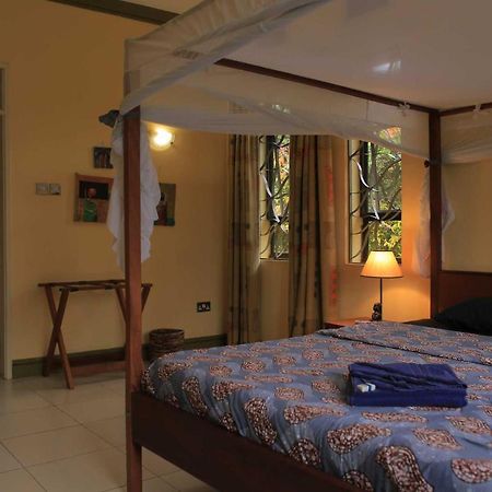 Bluemonkey Guesthouse เอนเทบเบ้ ภายนอก รูปภาพ