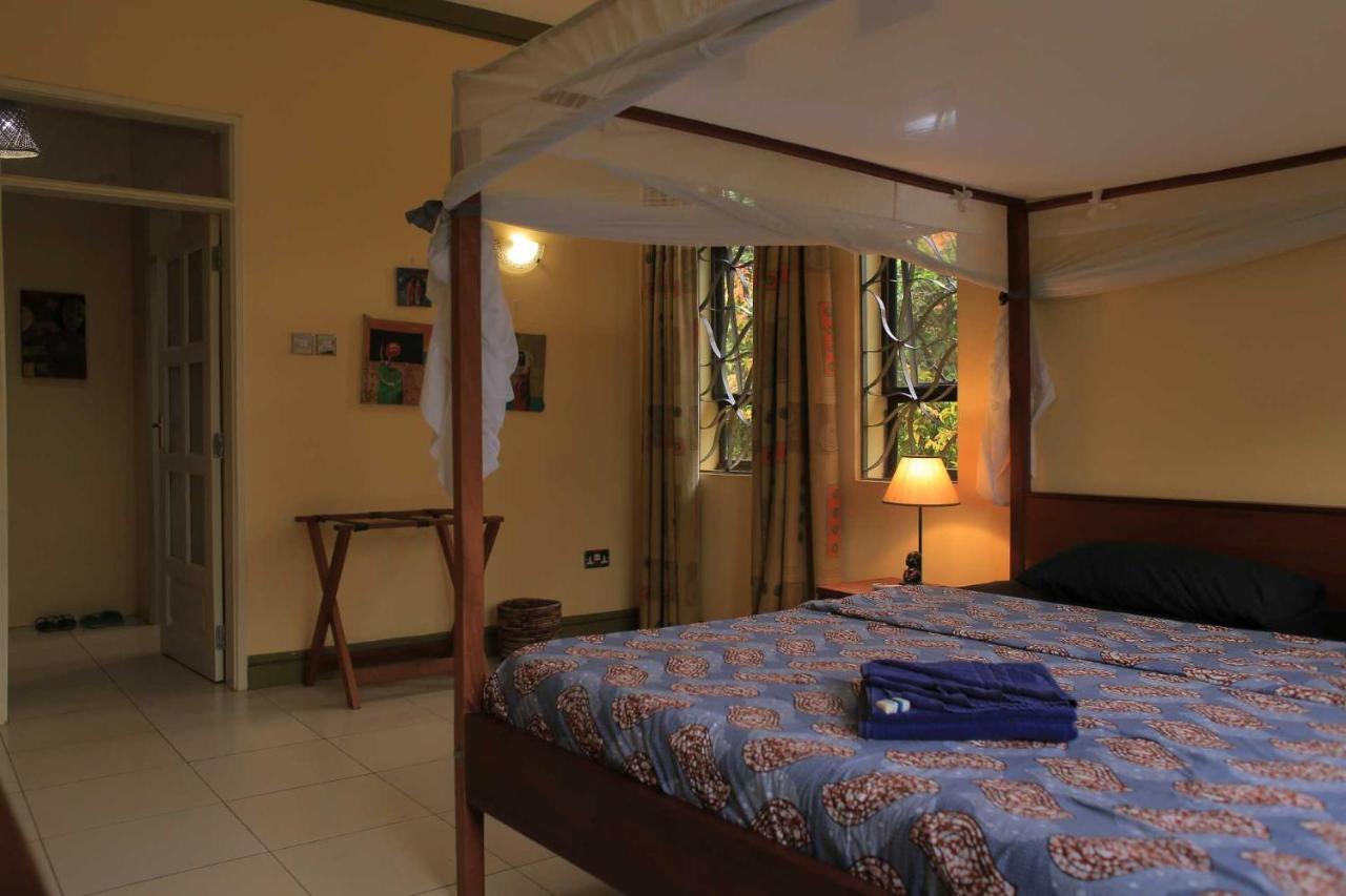 Bluemonkey Guesthouse เอนเทบเบ้ ภายนอก รูปภาพ