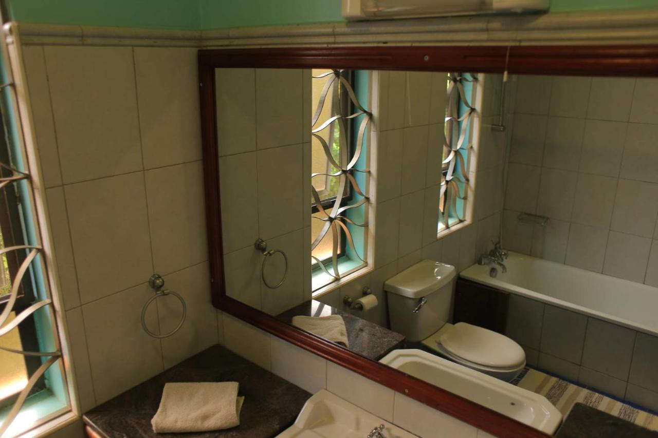Bluemonkey Guesthouse เอนเทบเบ้ ภายนอก รูปภาพ