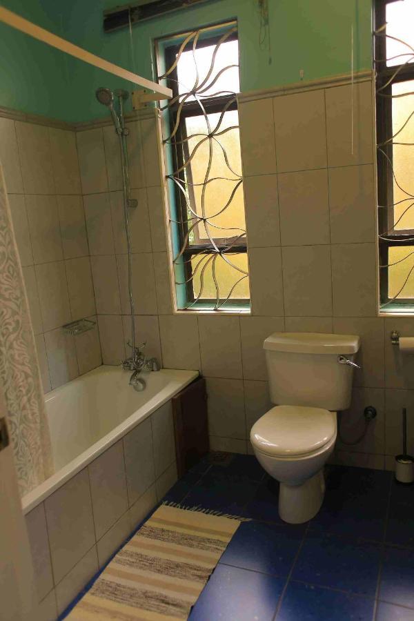 Bluemonkey Guesthouse เอนเทบเบ้ ภายนอก รูปภาพ