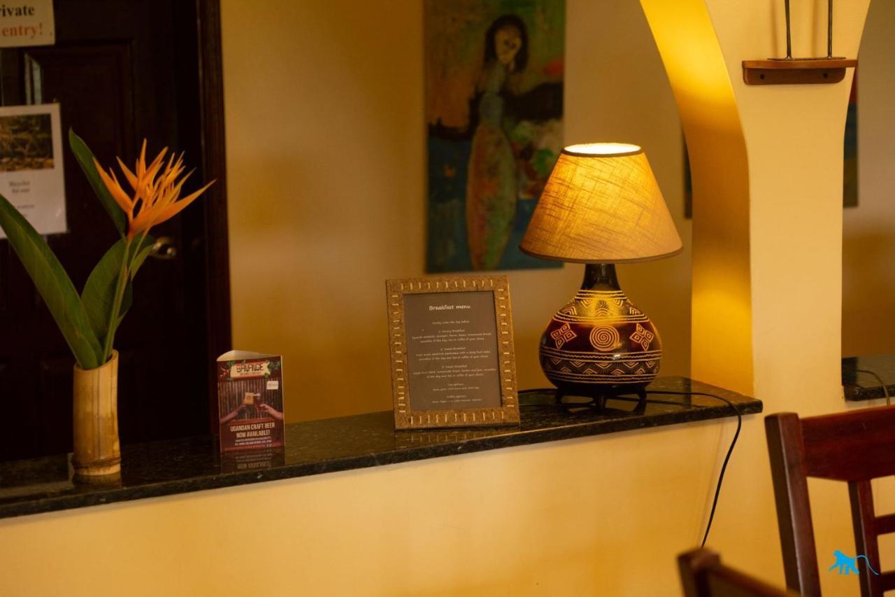 Bluemonkey Guesthouse เอนเทบเบ้ ภายนอก รูปภาพ
