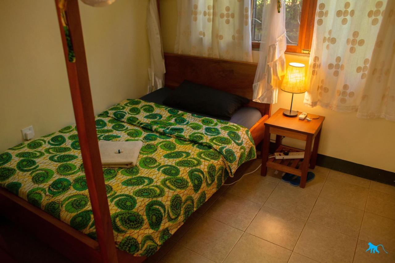 Bluemonkey Guesthouse เอนเทบเบ้ ภายนอก รูปภาพ