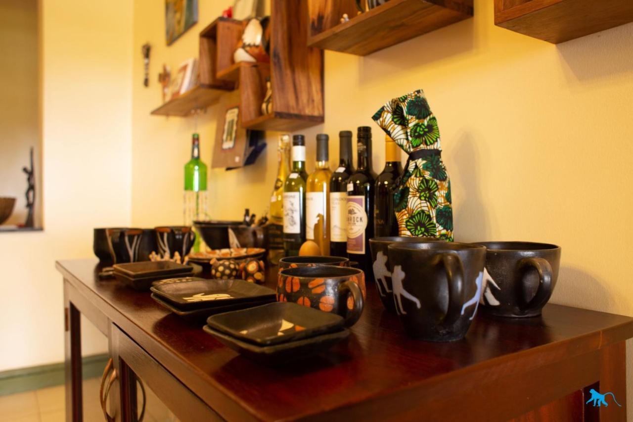 Bluemonkey Guesthouse เอนเทบเบ้ ภายนอก รูปภาพ