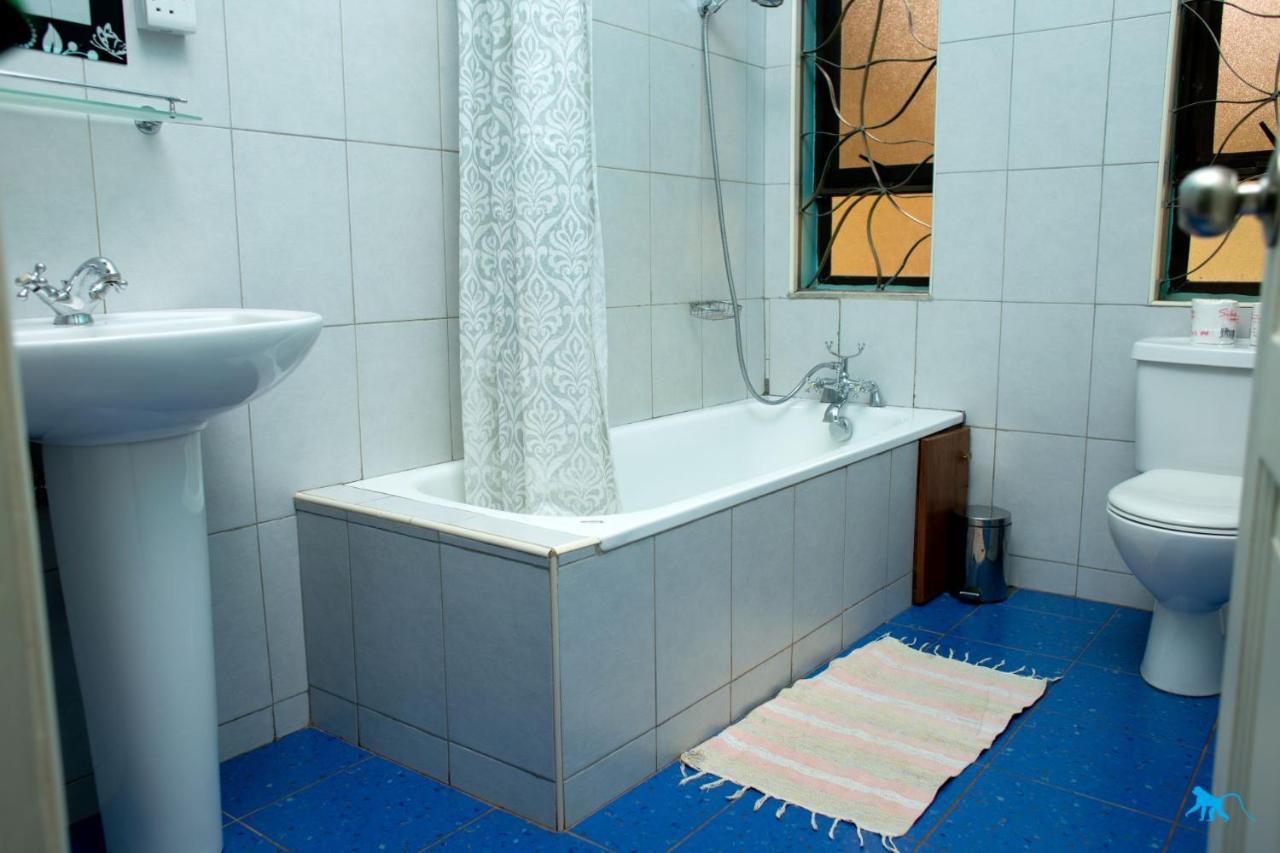 Bluemonkey Guesthouse เอนเทบเบ้ ภายนอก รูปภาพ