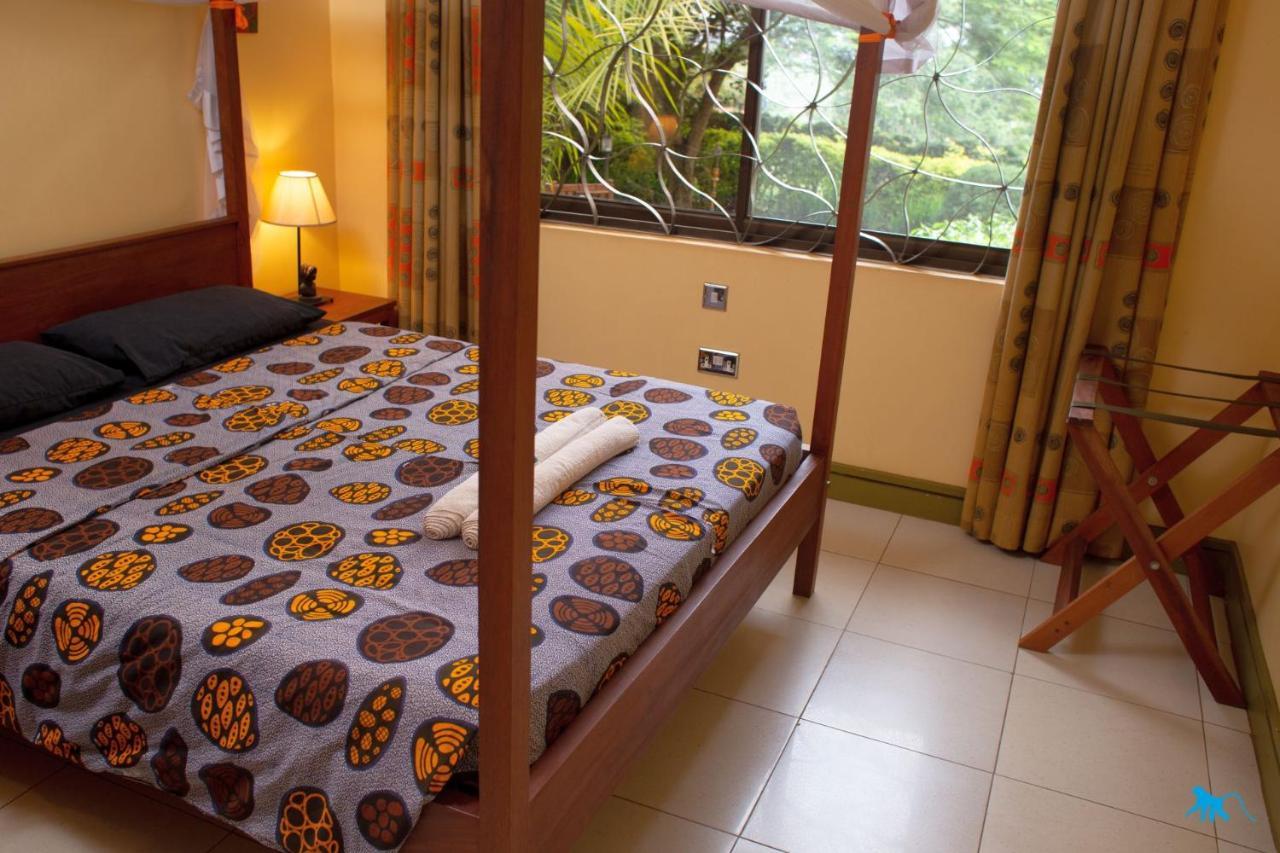 Bluemonkey Guesthouse เอนเทบเบ้ ภายนอก รูปภาพ
