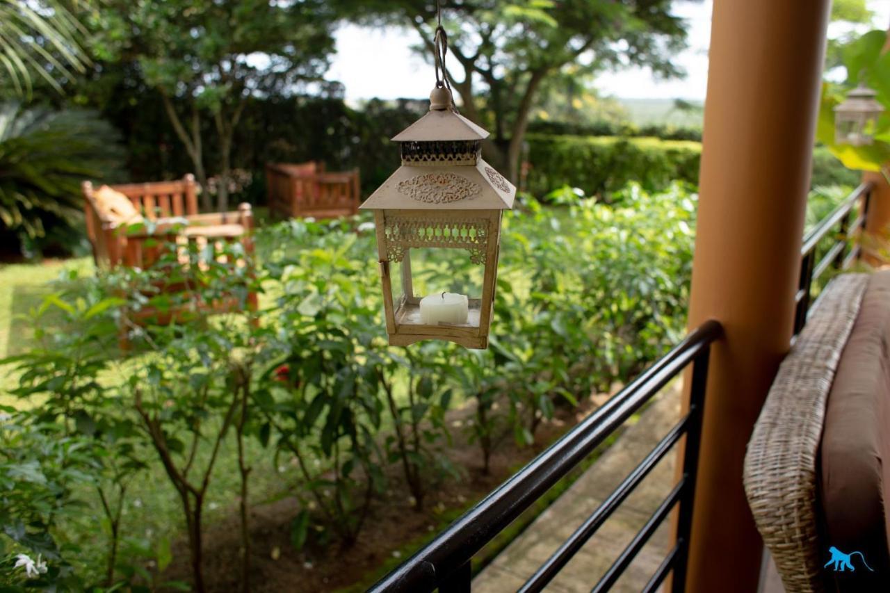 Bluemonkey Guesthouse เอนเทบเบ้ ภายนอก รูปภาพ