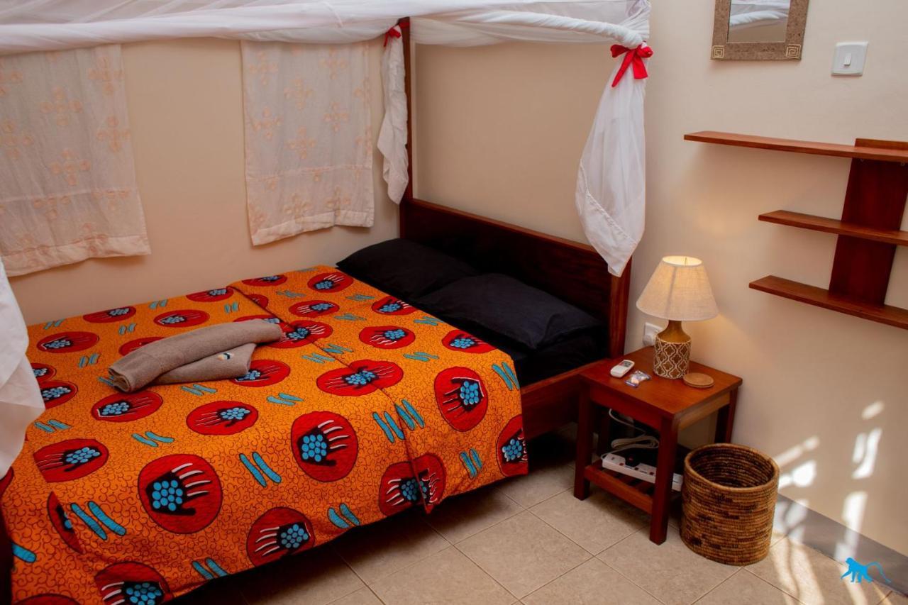 Bluemonkey Guesthouse เอนเทบเบ้ ภายนอก รูปภาพ