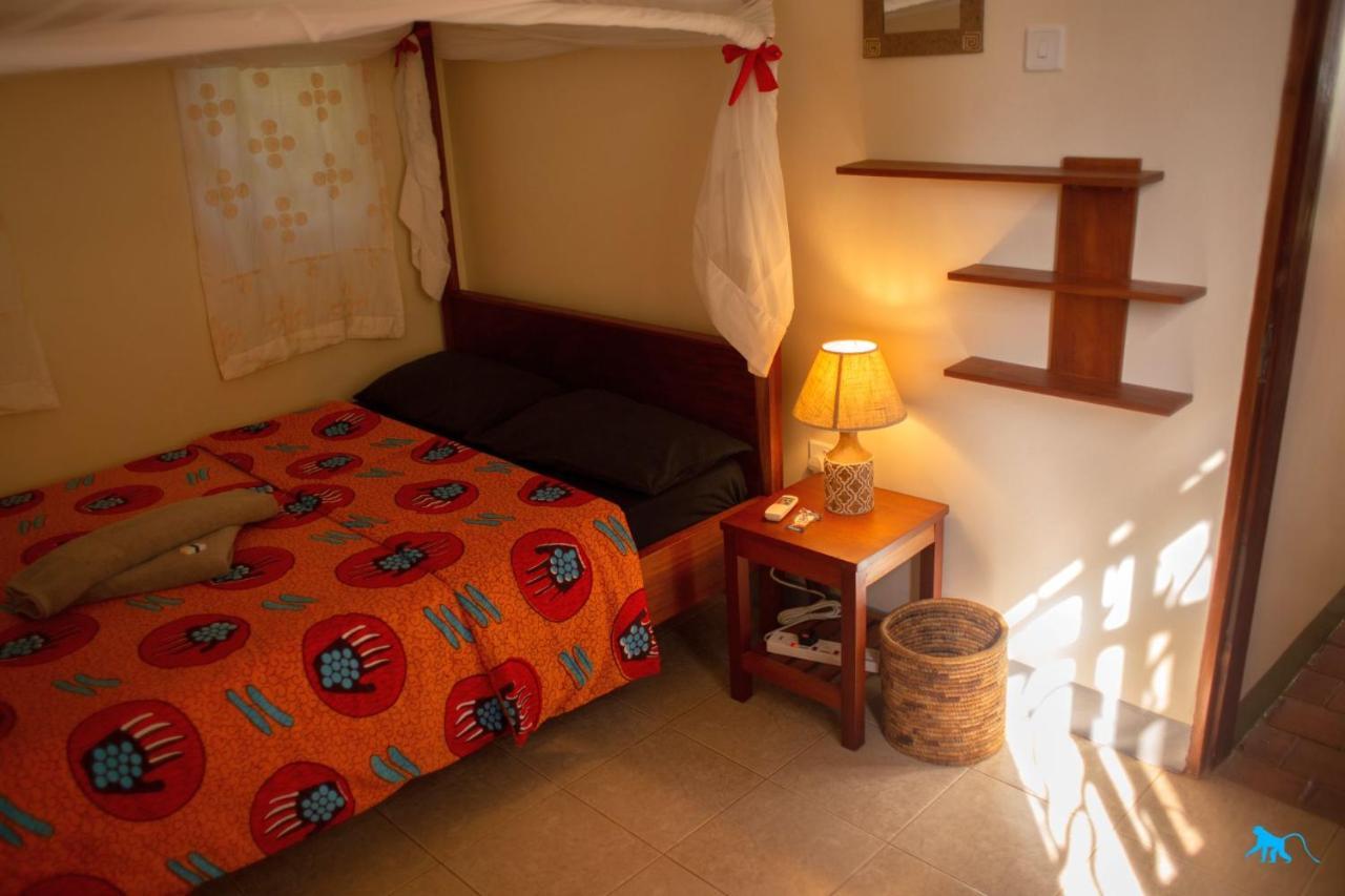Bluemonkey Guesthouse เอนเทบเบ้ ภายนอก รูปภาพ