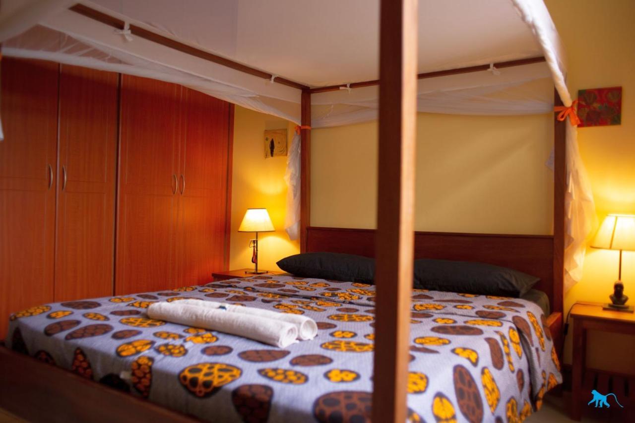Bluemonkey Guesthouse เอนเทบเบ้ ภายนอก รูปภาพ