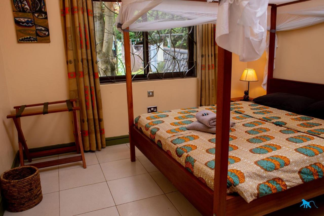 Bluemonkey Guesthouse เอนเทบเบ้ ภายนอก รูปภาพ
