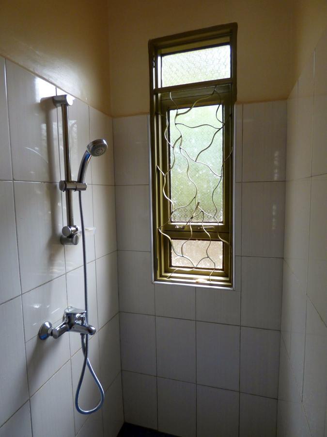Bluemonkey Guesthouse เอนเทบเบ้ ภายนอก รูปภาพ
