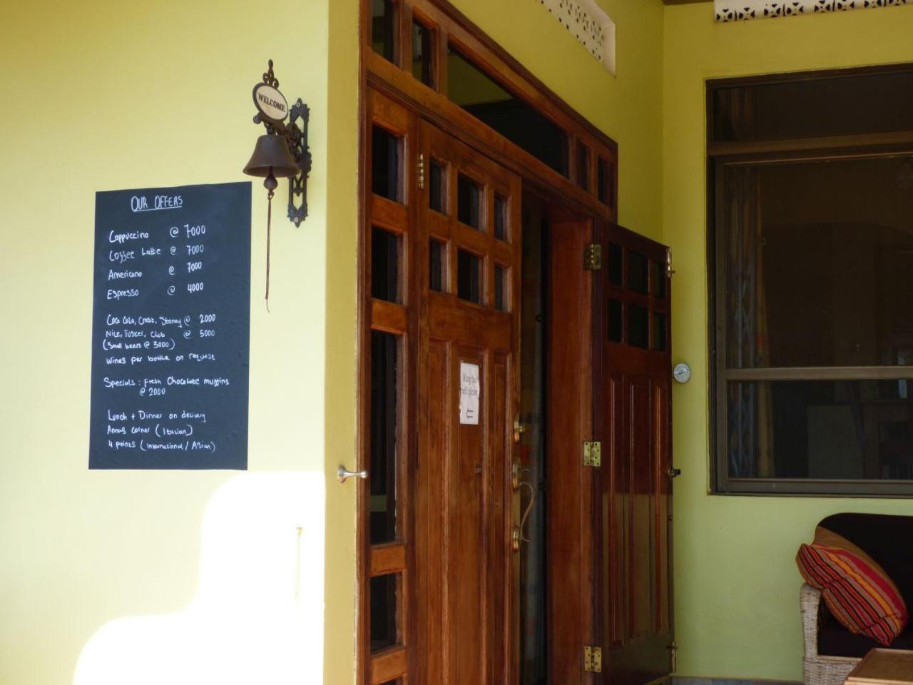 Bluemonkey Guesthouse เอนเทบเบ้ ภายนอก รูปภาพ